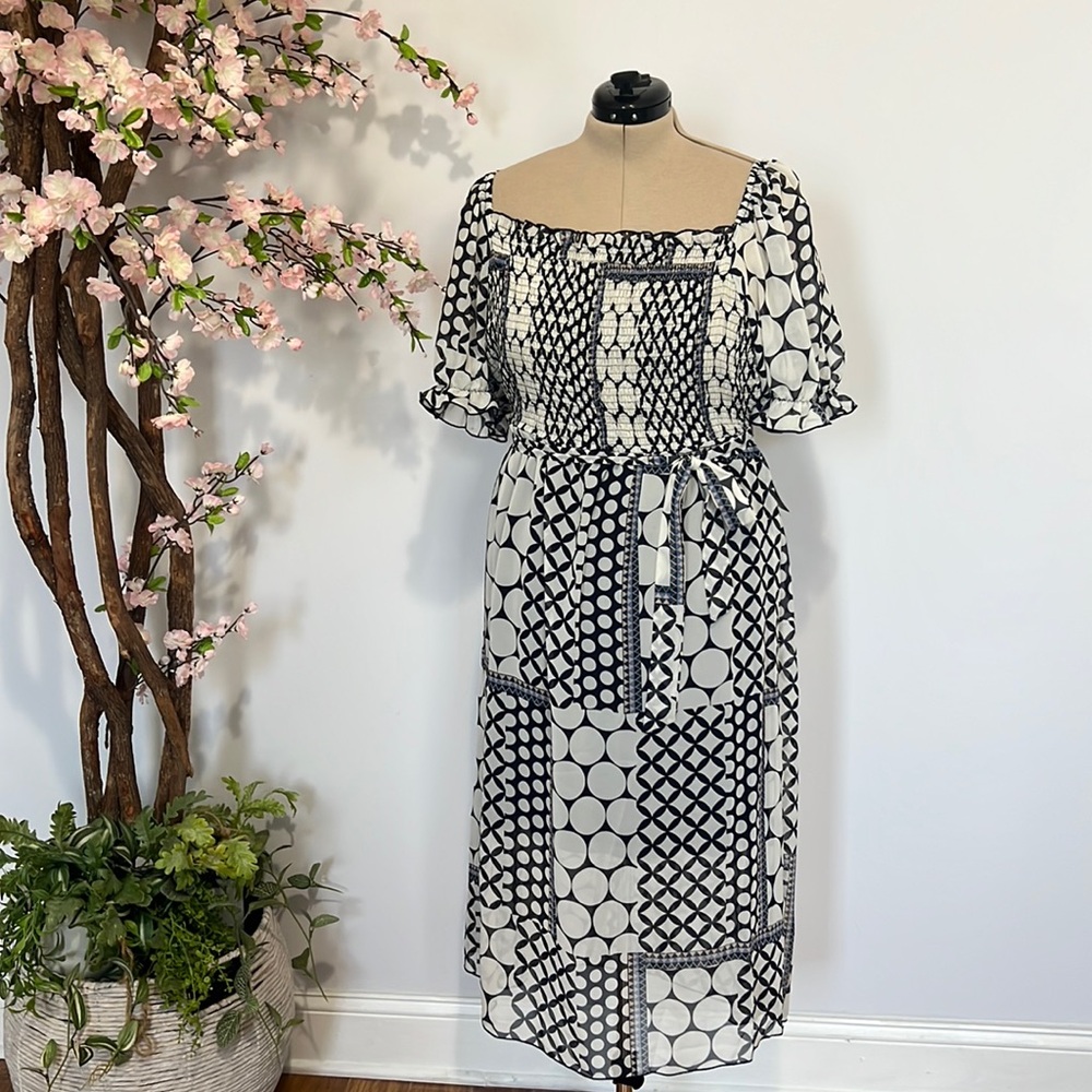 Textile short sleeve chiffon dress.